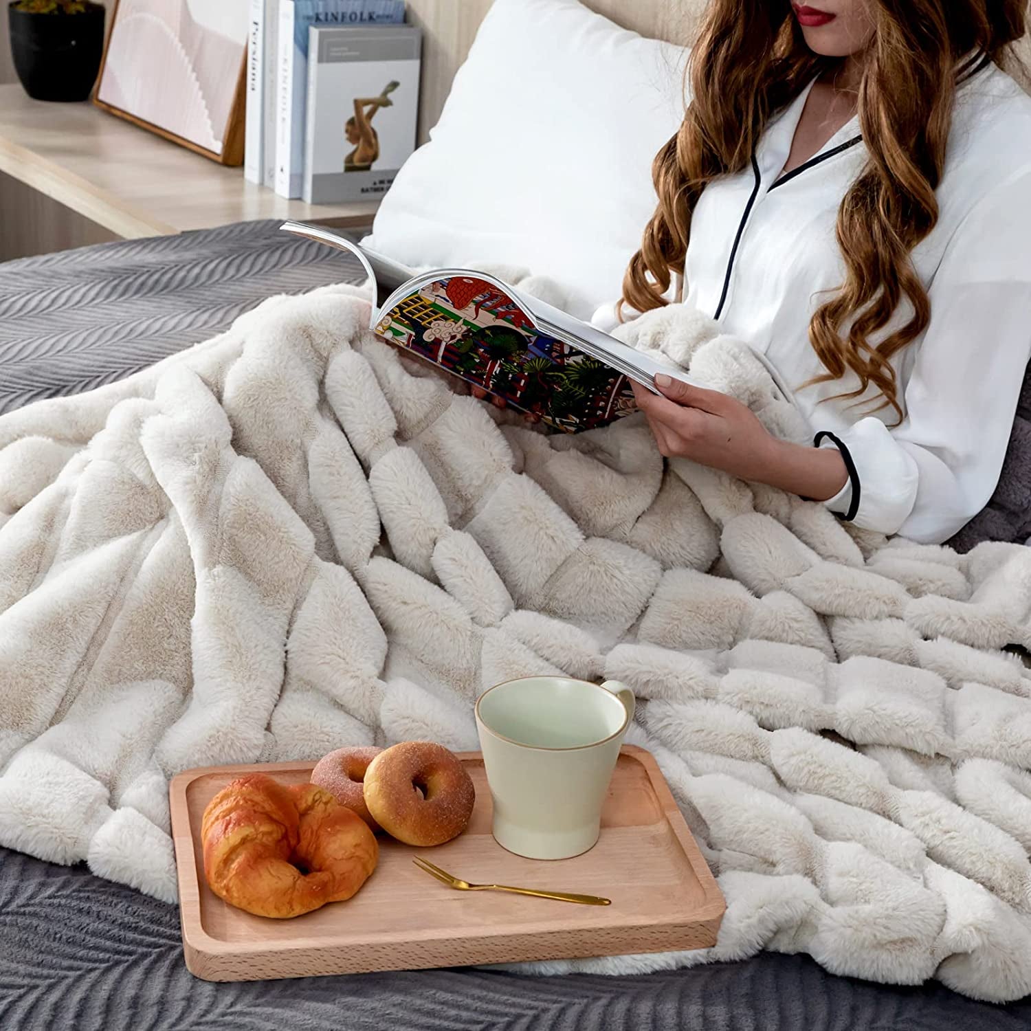 Faux Fur Throw Blanket for Couch, Cozy Soft Plush Thick Winter Blanket for Sofa Bedroom Living Room, 50 * 60 Inches Beige